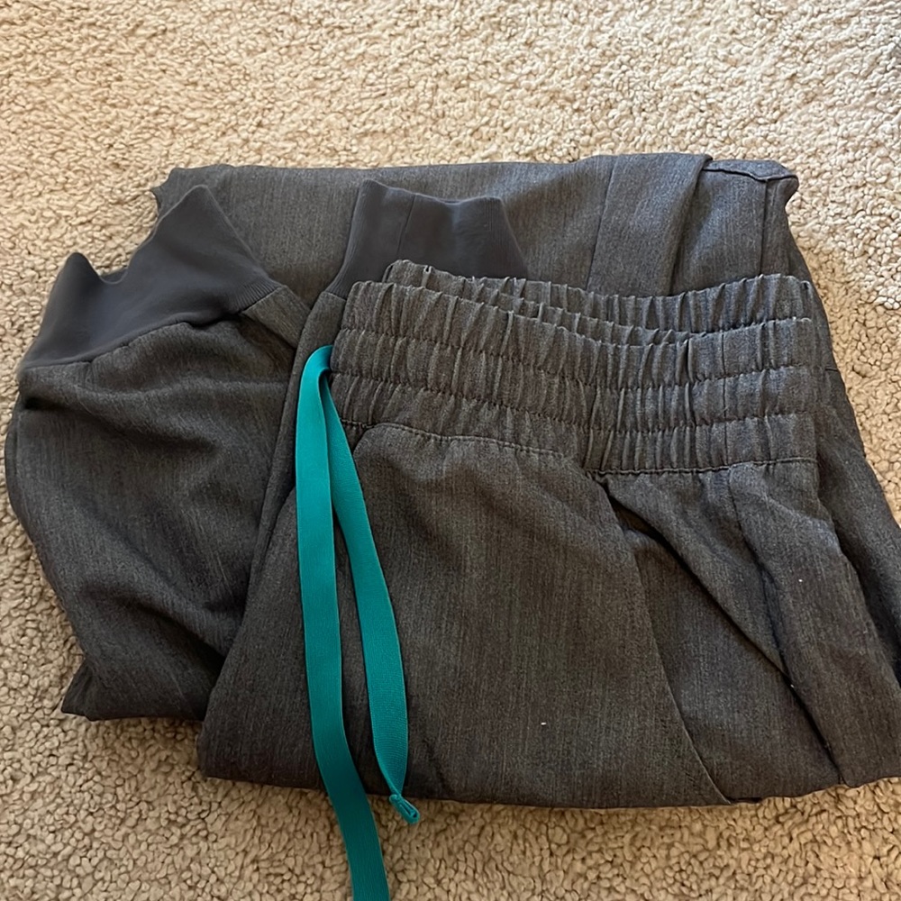 Size M FIGS Zamora high waisted jogger scrubs in graphite